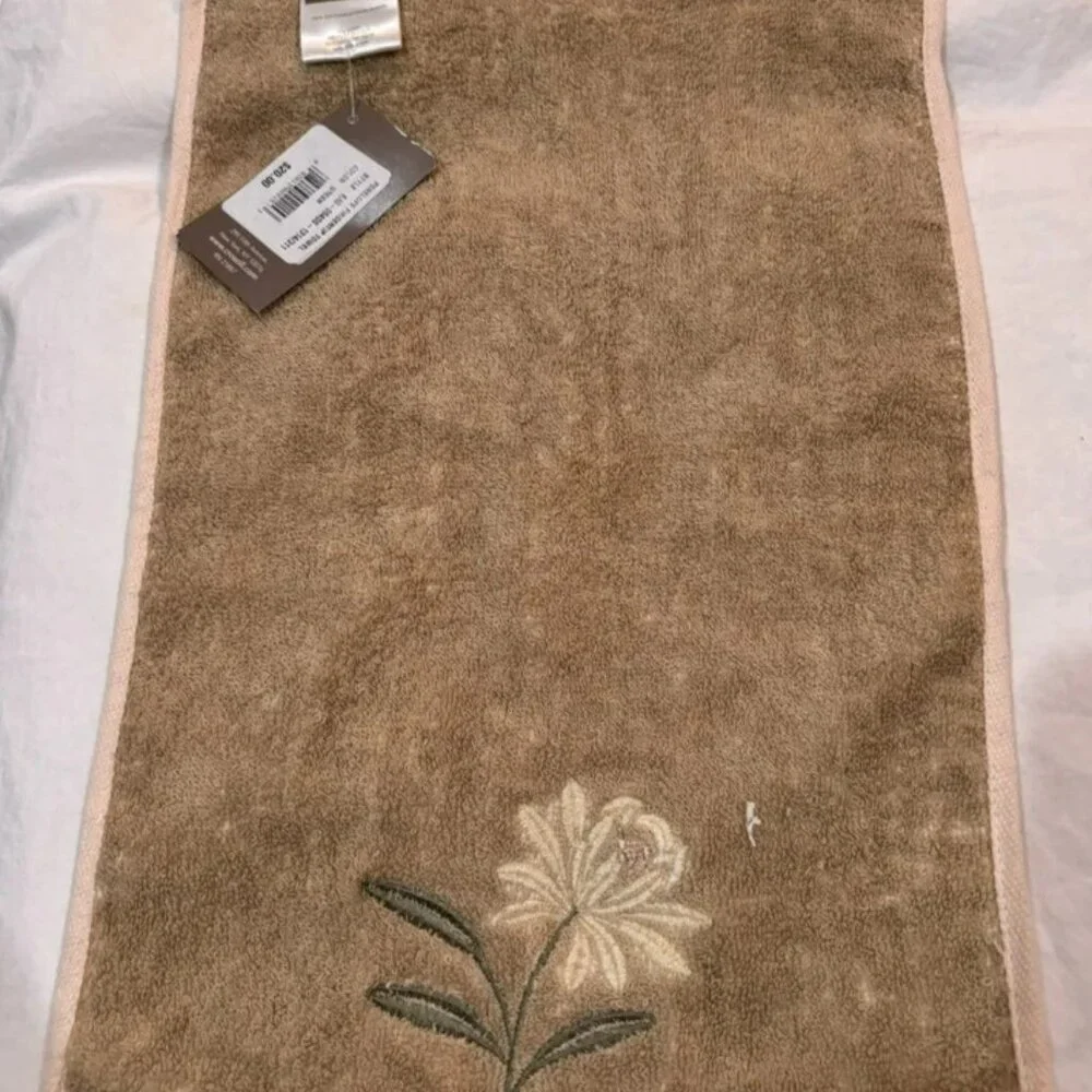 Croscill Green Fingertip Towel 100% Cotton Floral Embroidery NWT